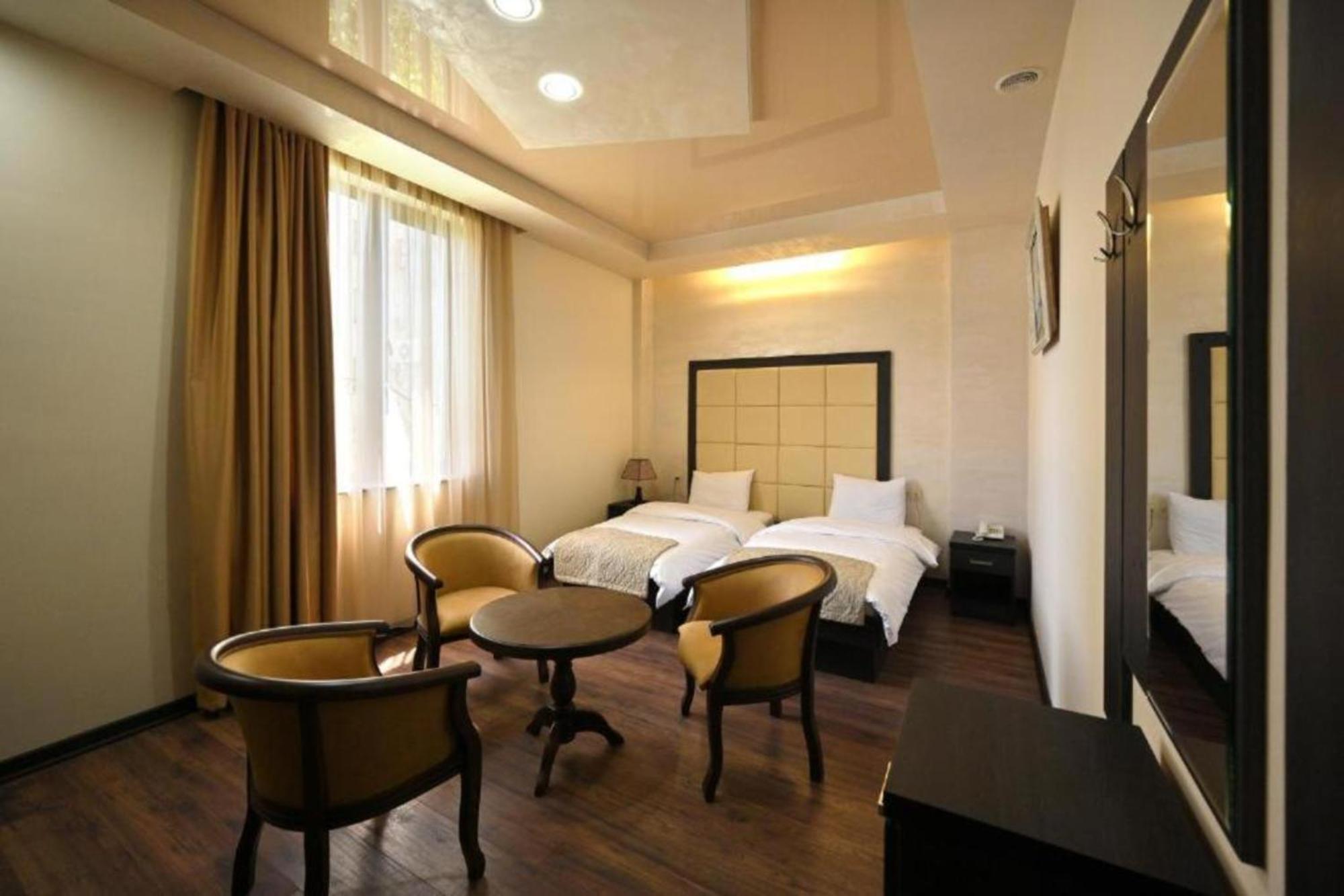 Partez Hotel Erevan Exterior foto