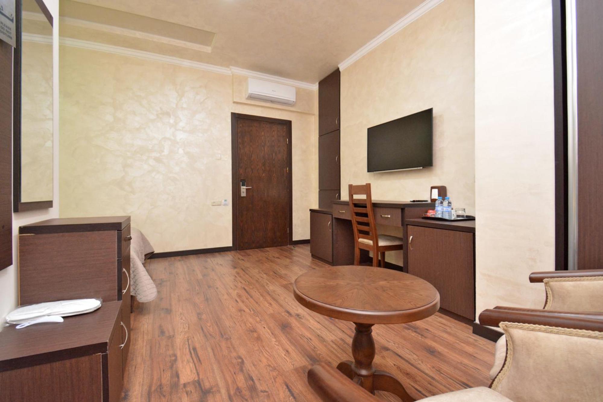 Partez Hotel Erevan Exterior foto