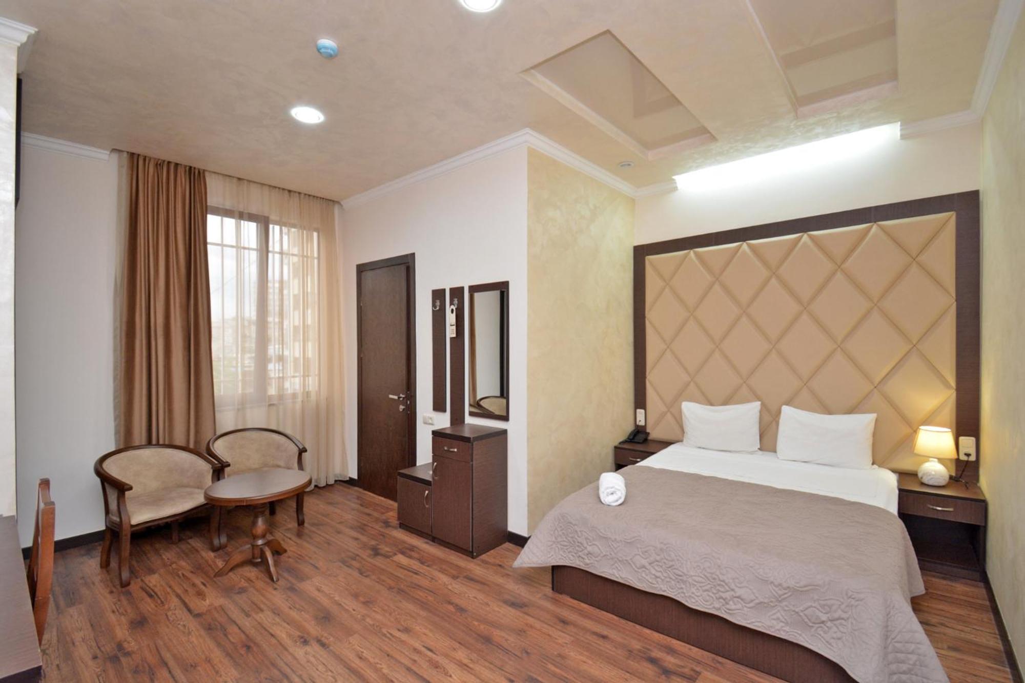 Partez Hotel Erevan Exterior foto