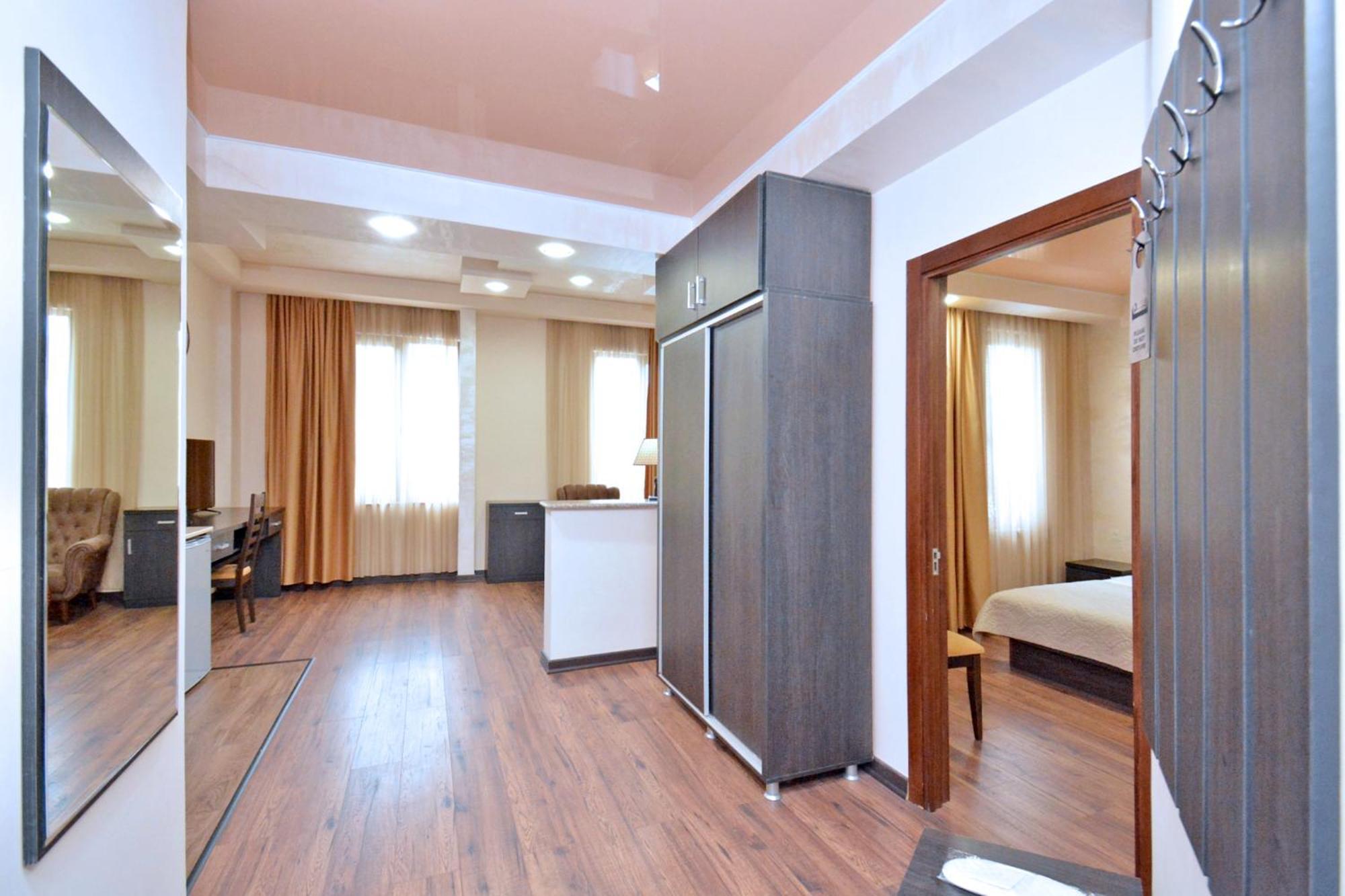 Partez Hotel Erevan Exterior foto