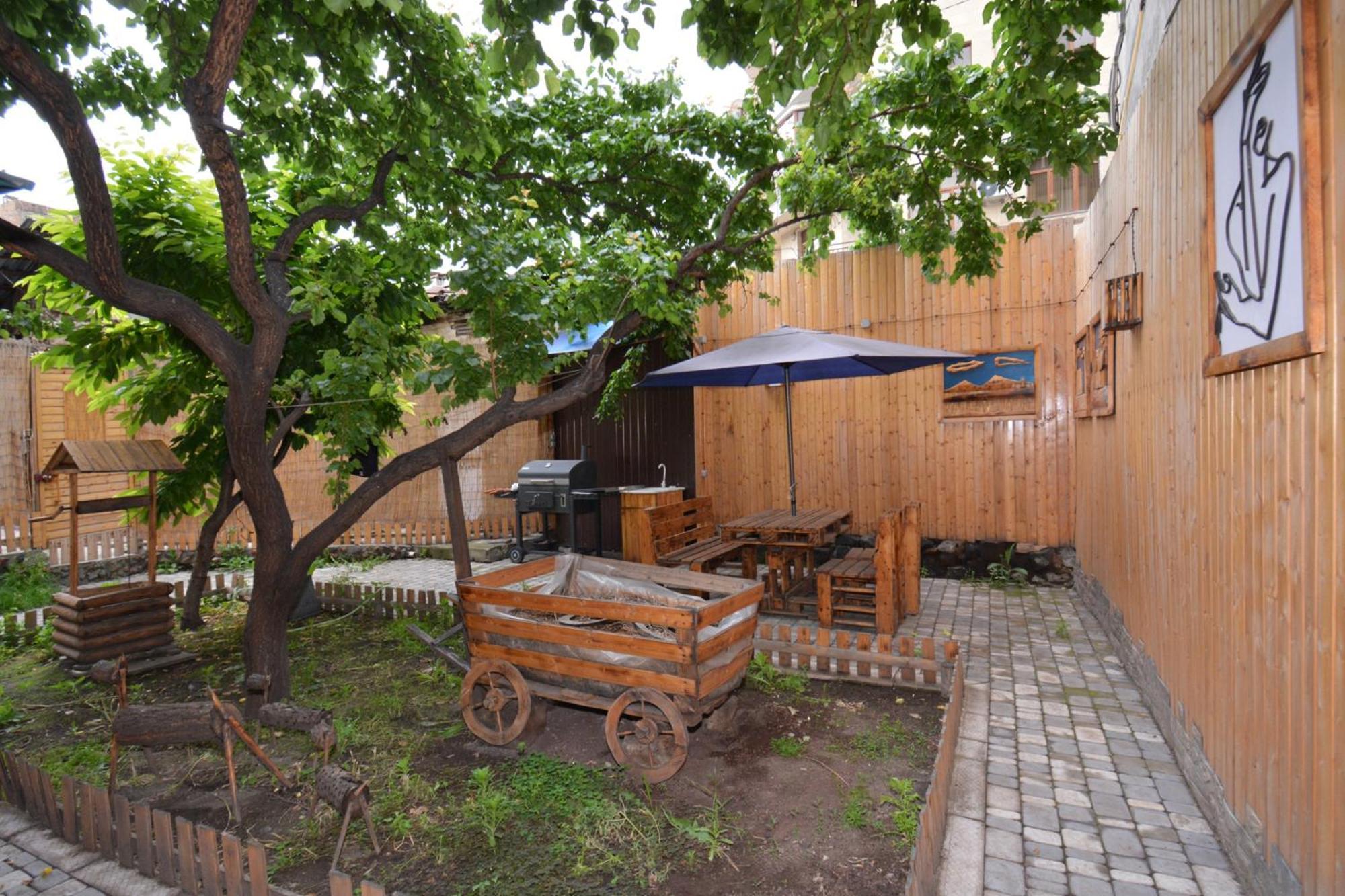Partez Hotel Erevan Exterior foto