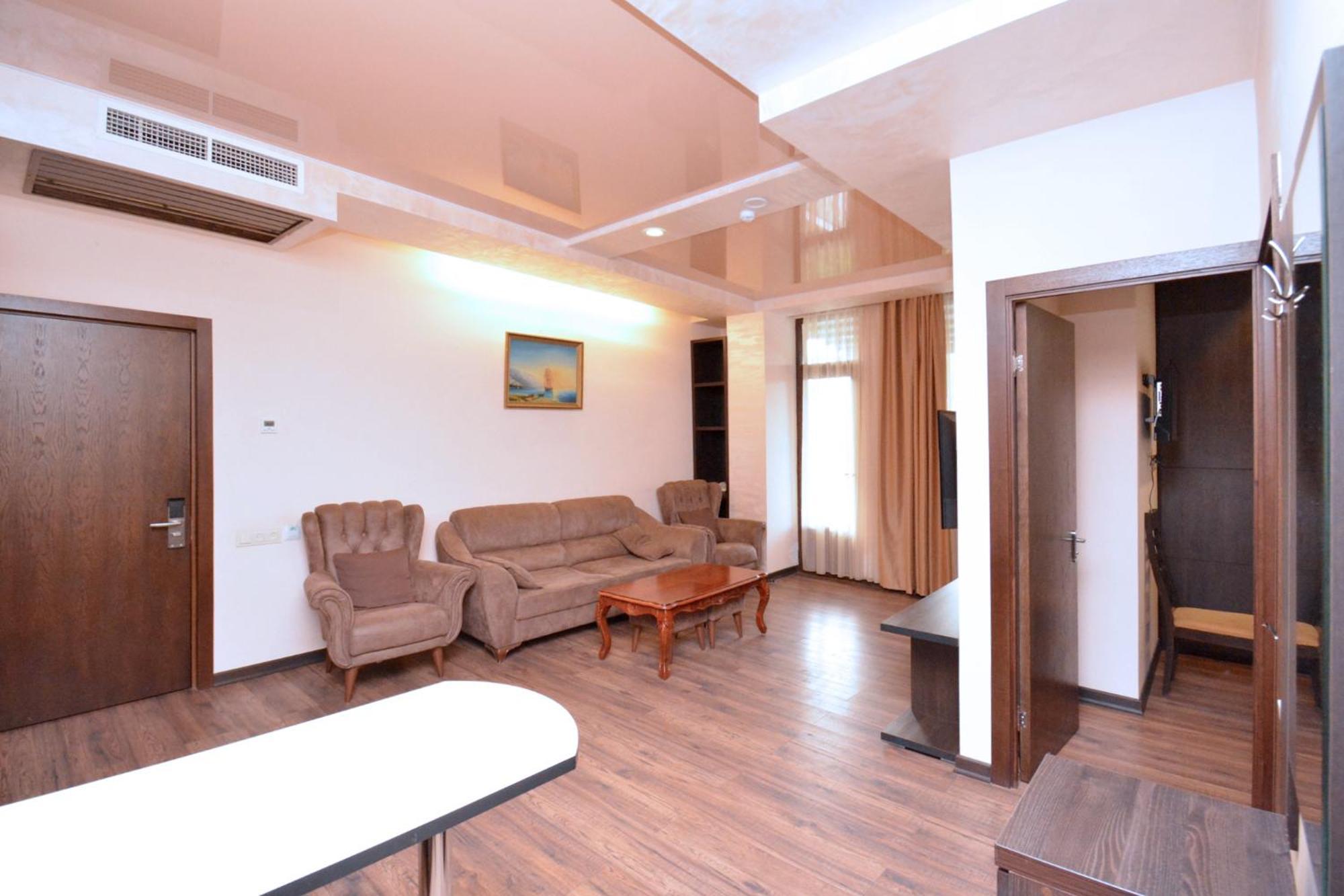 Partez Hotel Erevan Exterior foto