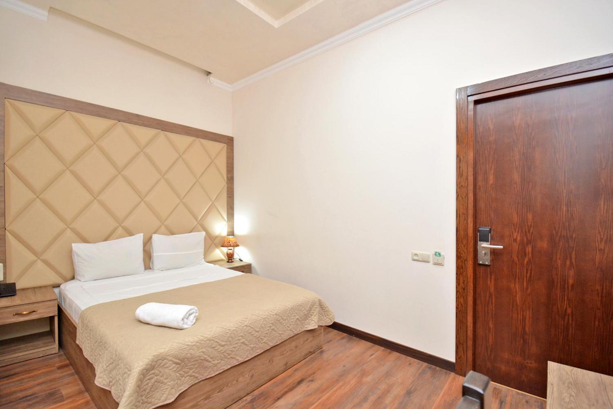 Partez Hotel Erevan Exterior foto