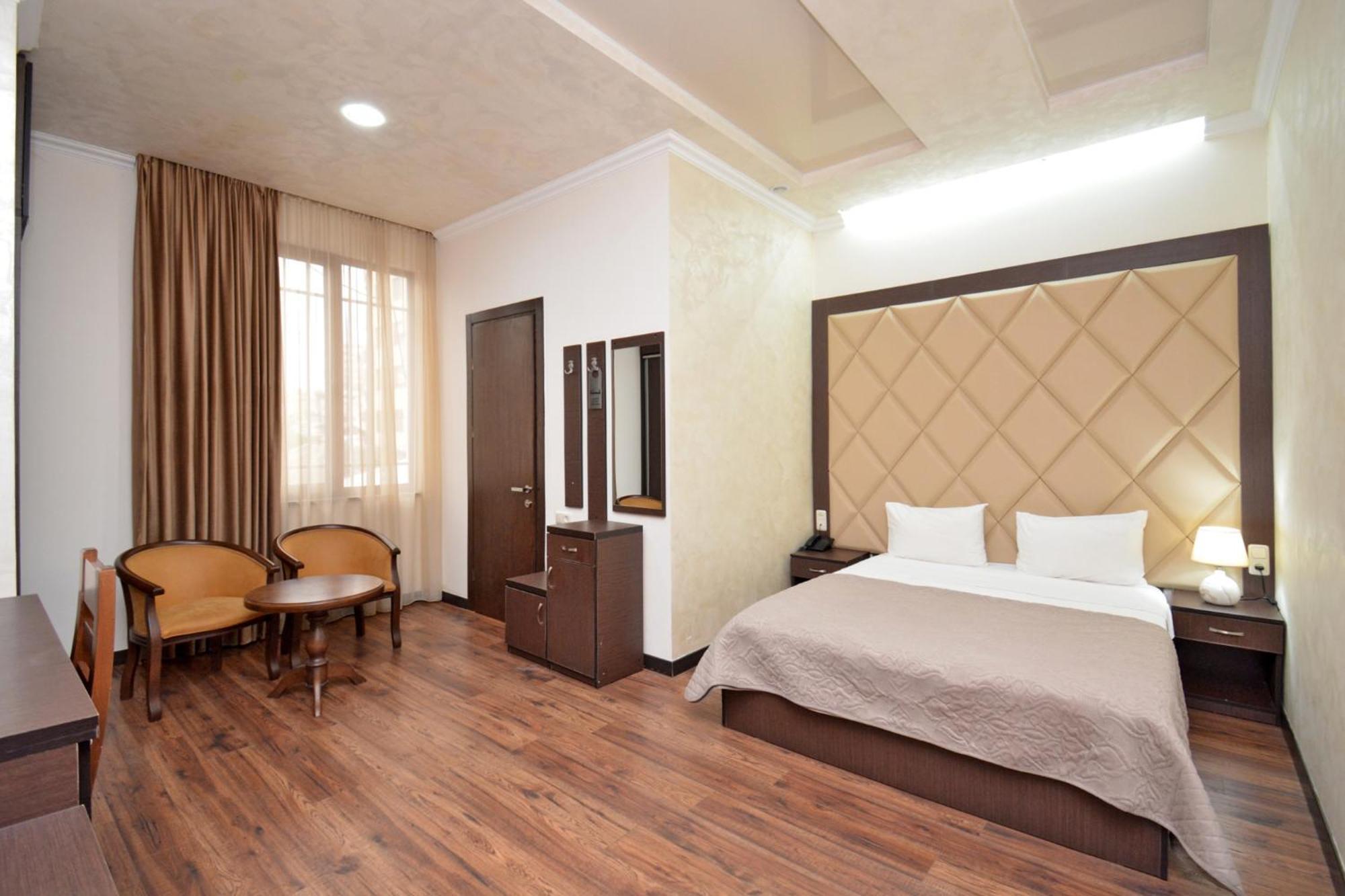 Partez Hotel Erevan Exterior foto