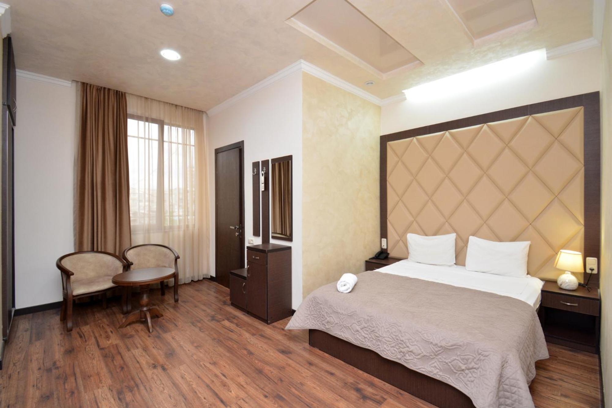 Partez Hotel Erevan Exterior foto