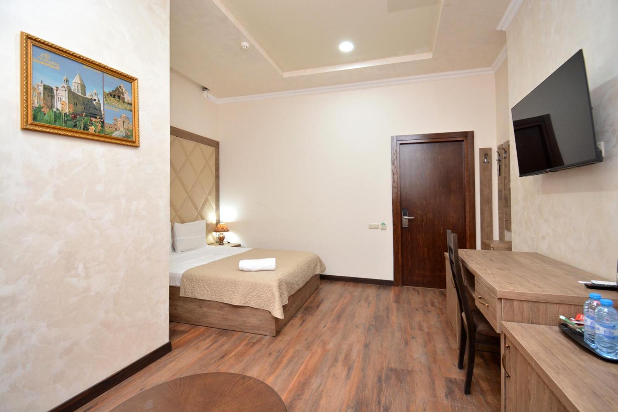 Partez Hotel Erevan Exterior foto