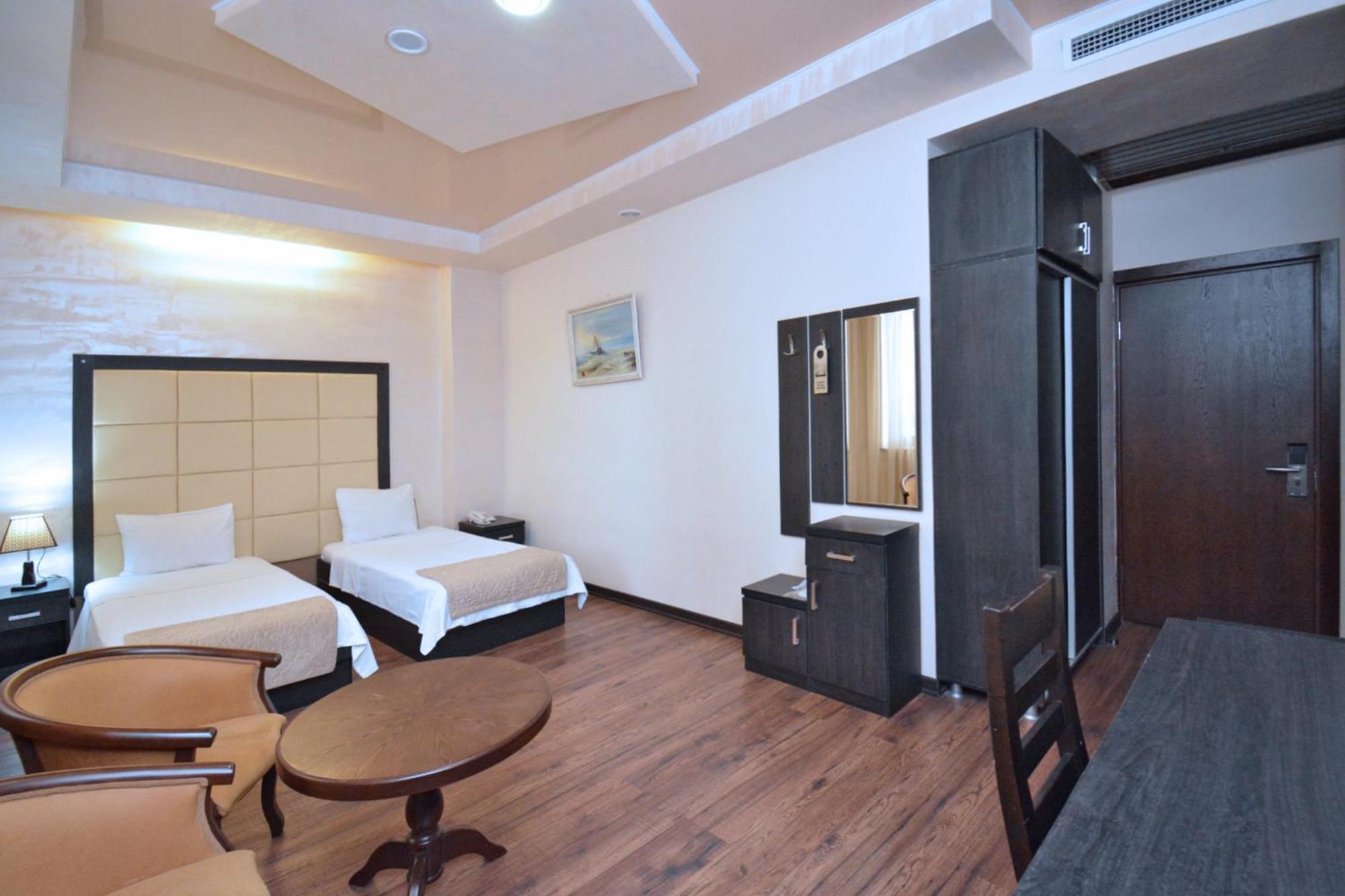 Partez Hotel Erevan Exterior foto