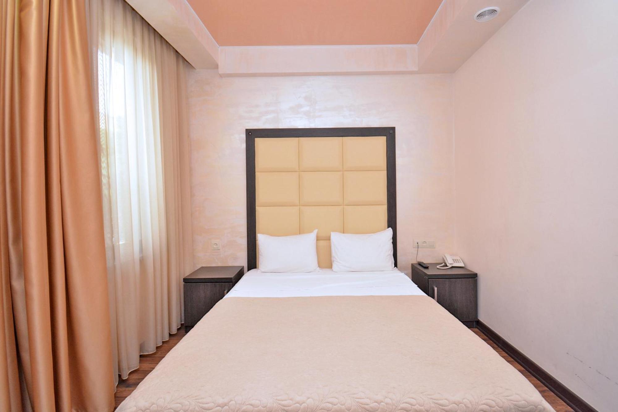 Partez Hotel Erevan Exterior foto